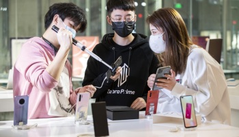 Sales people introduce mobile phone products to customers through livestreaming at a shopping mall in Zhengzhou, capital of Central China's Henan province, on March 13, 2020. [Photo/Xinhua]